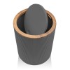 Pattumiera bagno serie Blob in plastica liscia grigia con dettagli effetto legno