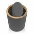 Pattumiera bagno serie Blob in plastica liscia grigia con dettagli effetto legno