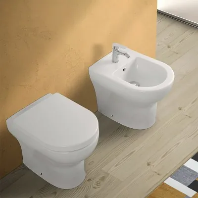 Sanitari filomuro con brida scarico universale e copriwc originale  Pestum