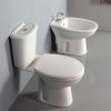 Sanitari monoblocco tradizionali con scarico a terra e copriwc Rak Karla