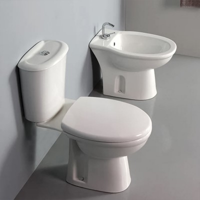 Sanitari monoblocco tradizionali con scarico a terra e copriwc Rak Karla