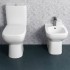 Sanitari monoblocco filomuro con scarico a terra  e copriwc Rak Origin 