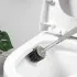 Portascopino da appoggio grigio e grigio scuro con setole in silicone 